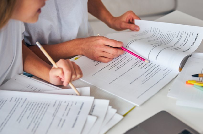 The Advantages and Disadvantages of Group vs Private Chemistry Tuition