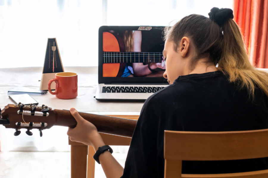 The Advantages of Learning in an Online Acoustic Guitar Course